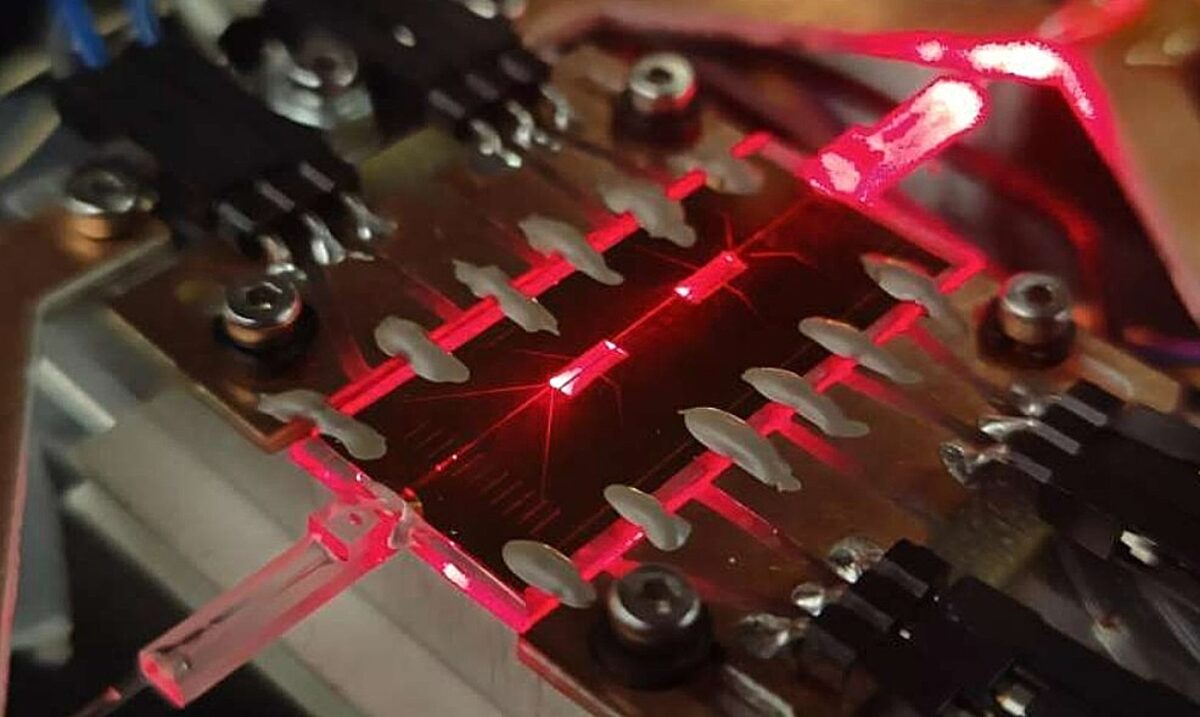 Γυάλινο chip γραμμένο με laser φέρνει την κβαντική επικοινωνία πιο κοντά στην πράξη
