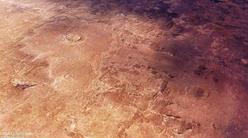 Σκοτεινή ηφαιστειακή τέφρα «καταπίνει» τις πεδιάδες του Άρη