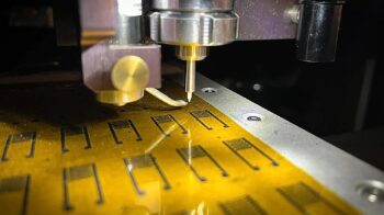 Τεχνητοί νευρώνες επικοινωνούν με ζωντανά εγκεφαλικά κύτταρα