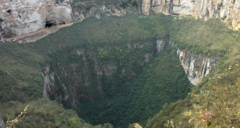 Ένας «χαμένος κόσμος» κάτω από τη Γη: Η γιγαντιαία τρύπα που κρύβει ένα αρχαίο οικοσύστημα