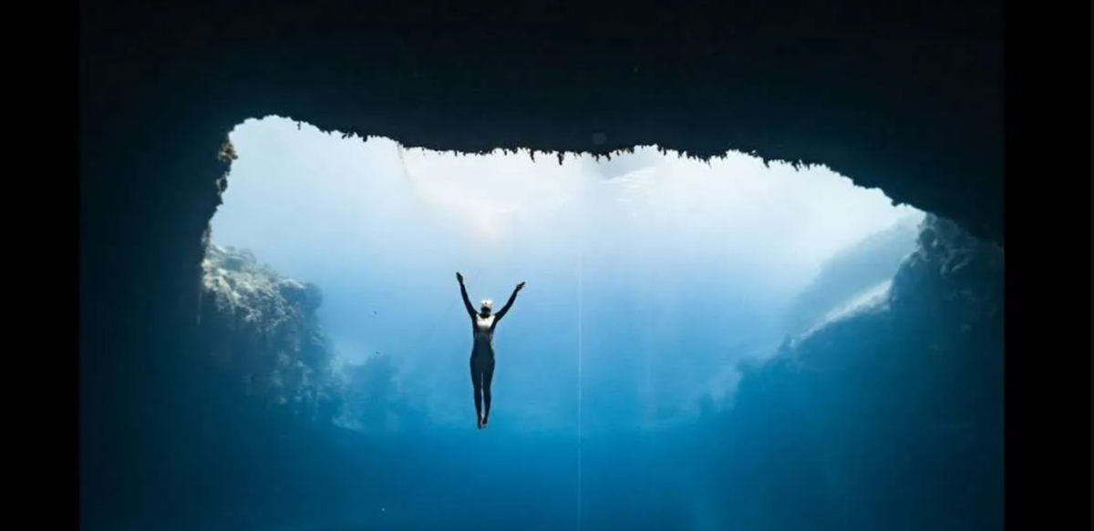 «Η άμμος χύνεται και εξαφανίζεται από κάτω σαν υποβρύχιος καταρράκτης» – Το απόκοσμο φαινόμενο που «καταπίνει» η άβυσσος