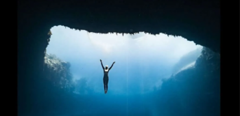 «Η άμμος χύνεται και εξαφανίζεται από κάτω σαν υποβρύχιος καταρράκτης» – Το απόκοσμο φαινόμενο που «καταπίνει» η άβυσσος