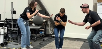 Χαμός με βίντεο που δείχνει αστροναύτη της NASA να δυσκολεύεται να περπατήσει μετά το ταξίδι γύρω από τη Σελήνη