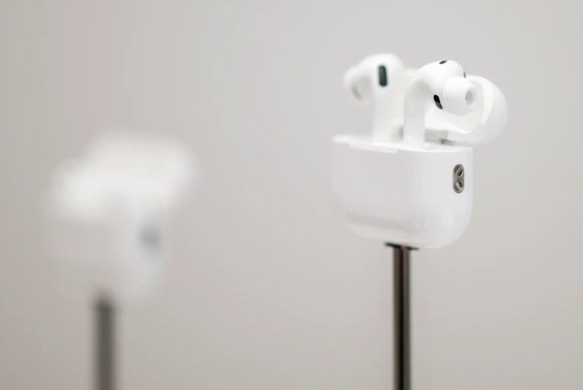 Η Apple πλησιάζει στην παραγωγή των AirPods με κάμερες και τεχνητή νοημοσύνη