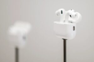 Η Apple πλησιάζει στην παραγωγή των AirPods με κάμερες και τεχνητή νοημοσύνη