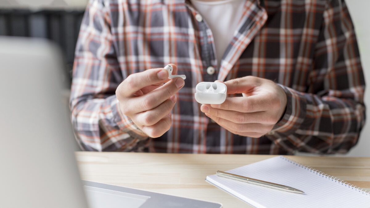 Σταματήστε να χρησιμοποιείτε τα AirPods σαν απλά ακουστικά – 3 λειτουργίες που πιθανότατα παραβλέπετε