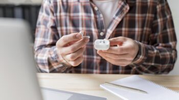 Σταματήστε να χρησιμοποιείτε τα AirPods σαν απλά ακουστικά – 3 λειτουργίες που πιθανότατα παραβλέπετε