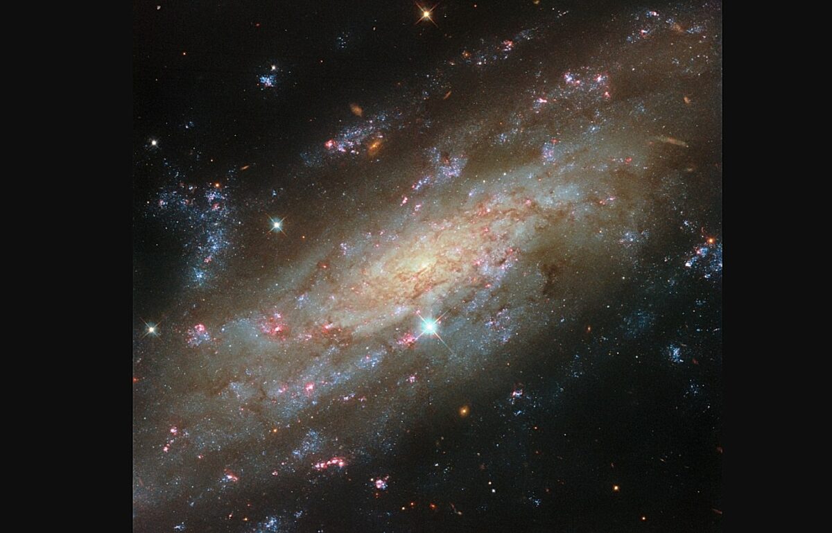 Hubble: Αποκάλυψε με εντυπωσιακή λεπτομέρεια έναν σπειροειδή γαλαξία σε απόσταση 53 εκατ. ετών φωτός