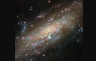 Hubble: Αποκάλυψε με εντυπωσιακή λεπτομέρεια έναν σπειροειδή γαλαξία σε απόσταση 53 εκατ. ετών φωτός