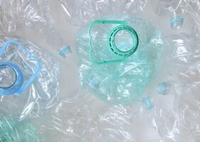 Πλαστικό: Μικρή ατομική αλλαγή ενισχύει τη δράση των ενζύμων που το αποδομούν