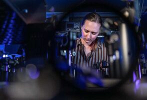 Υπερταχείες παλμικές ακτίνες λέιζερ προσφέρουν έναν νέο τρόπο μέτρησης της κβαντικής γεωμετρίας των ηλεκτρονίων
